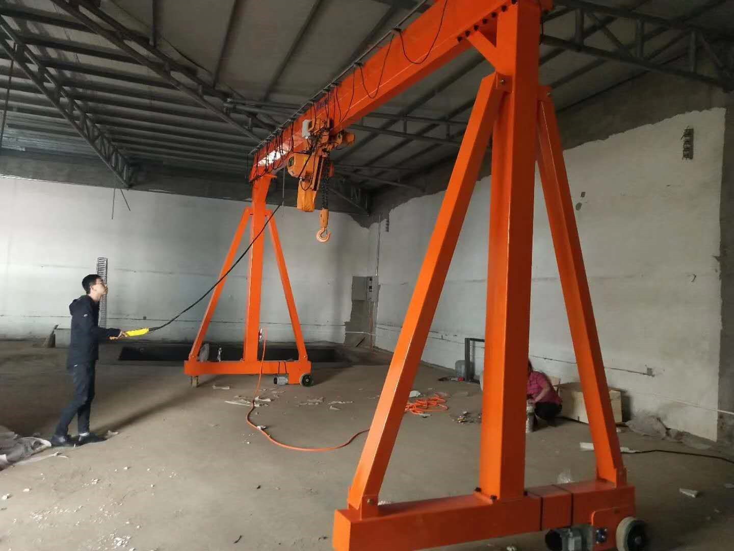 雄安新区首台 无轨电动行走龙门吊