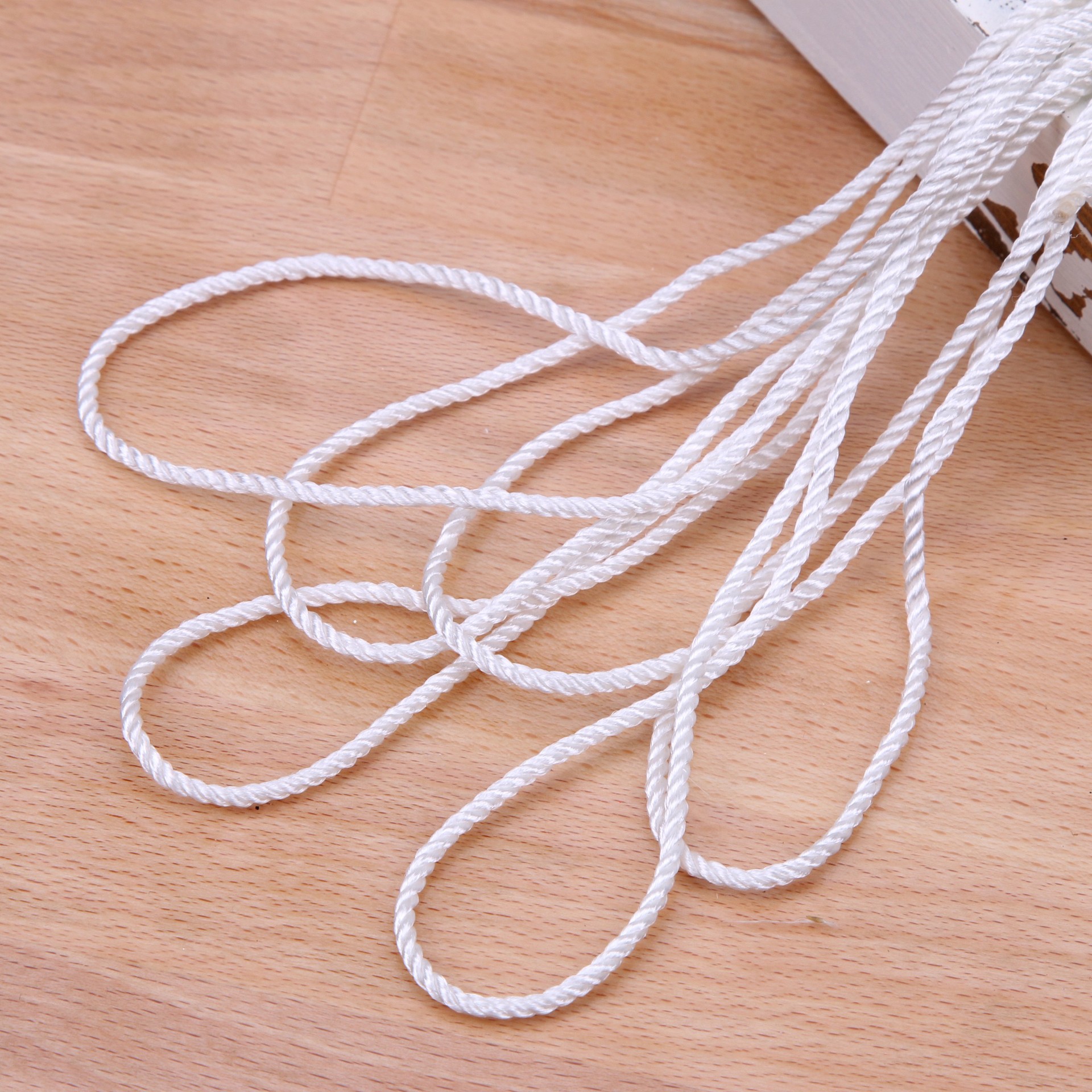 白色定型涤纶三股线2mm卷筒绳现货白色三股扭绳无芯