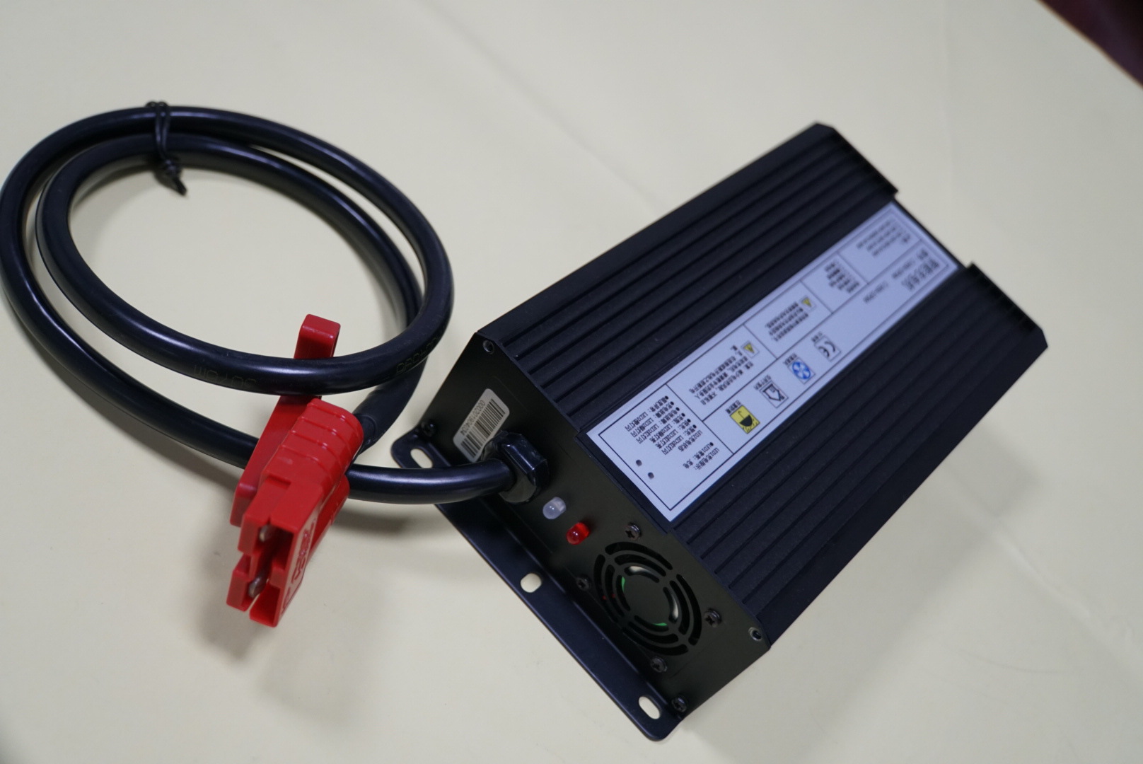 24v12a 15a 铅酸免维护 加液 锂电池智能充电器