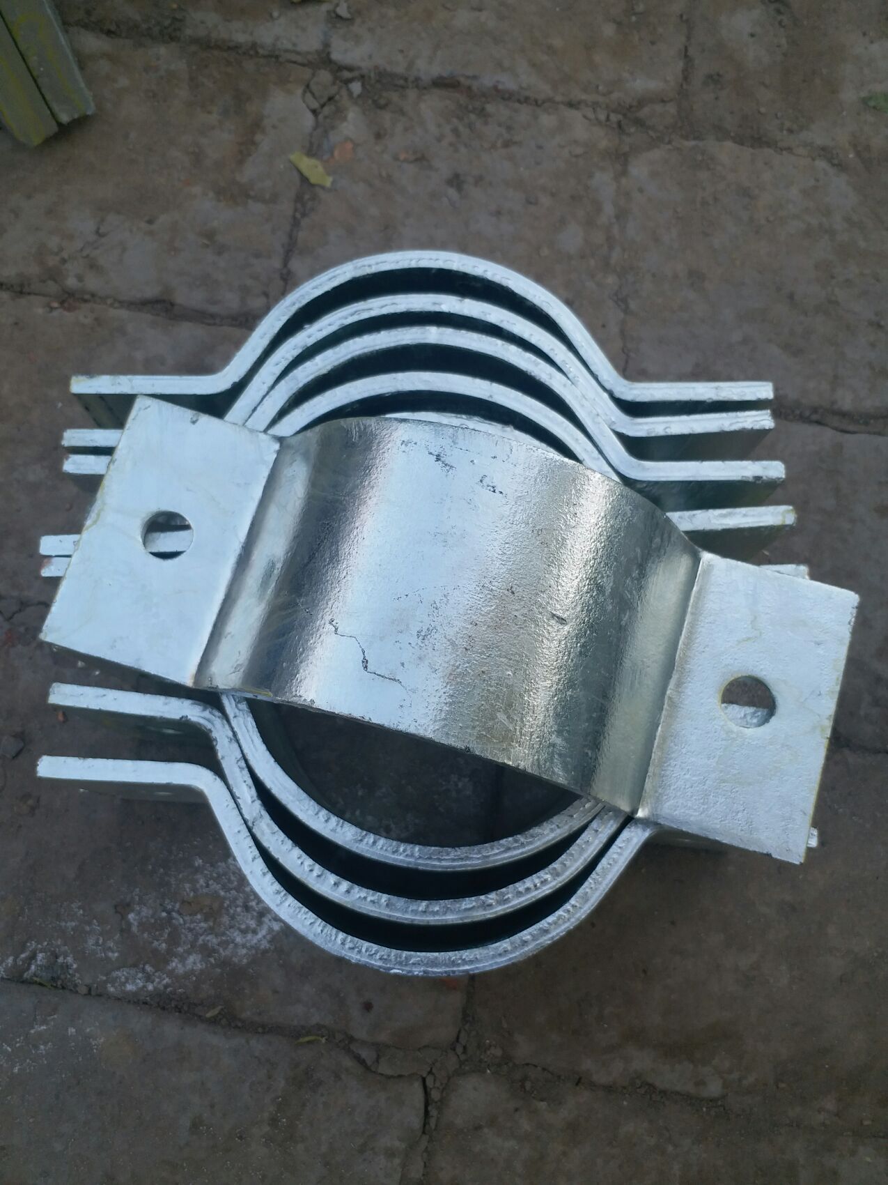 双螺栓管卡直销山东保冷管托镀锌管夹按图提供尺寸供货