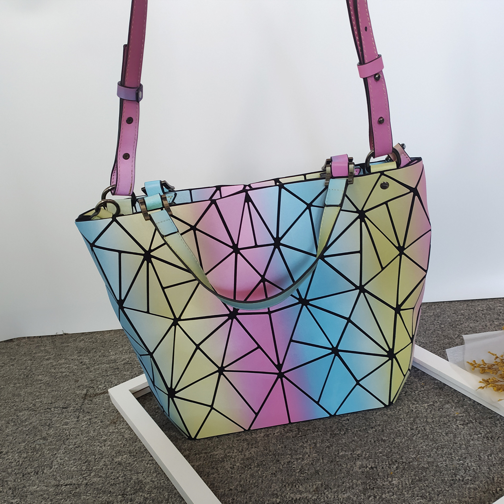 现货批发pu彩虹手提女包几何图案不规则斜跨手拿两用包可印logo