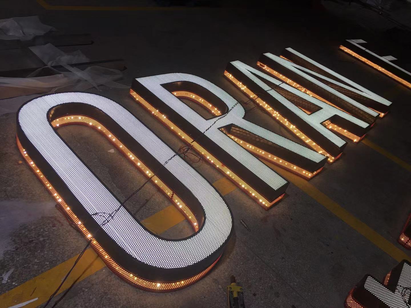 网孔发光字不锈钢背发光字烤漆暖白色门头字冲孔招牌发光字制作