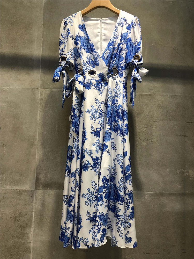 腰部装饰连衣裙图片