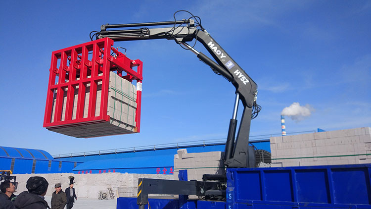 随车吊抱砖机针对红砖,水泥砖,加气砖等设计不同种类抱砖夹具,不同的