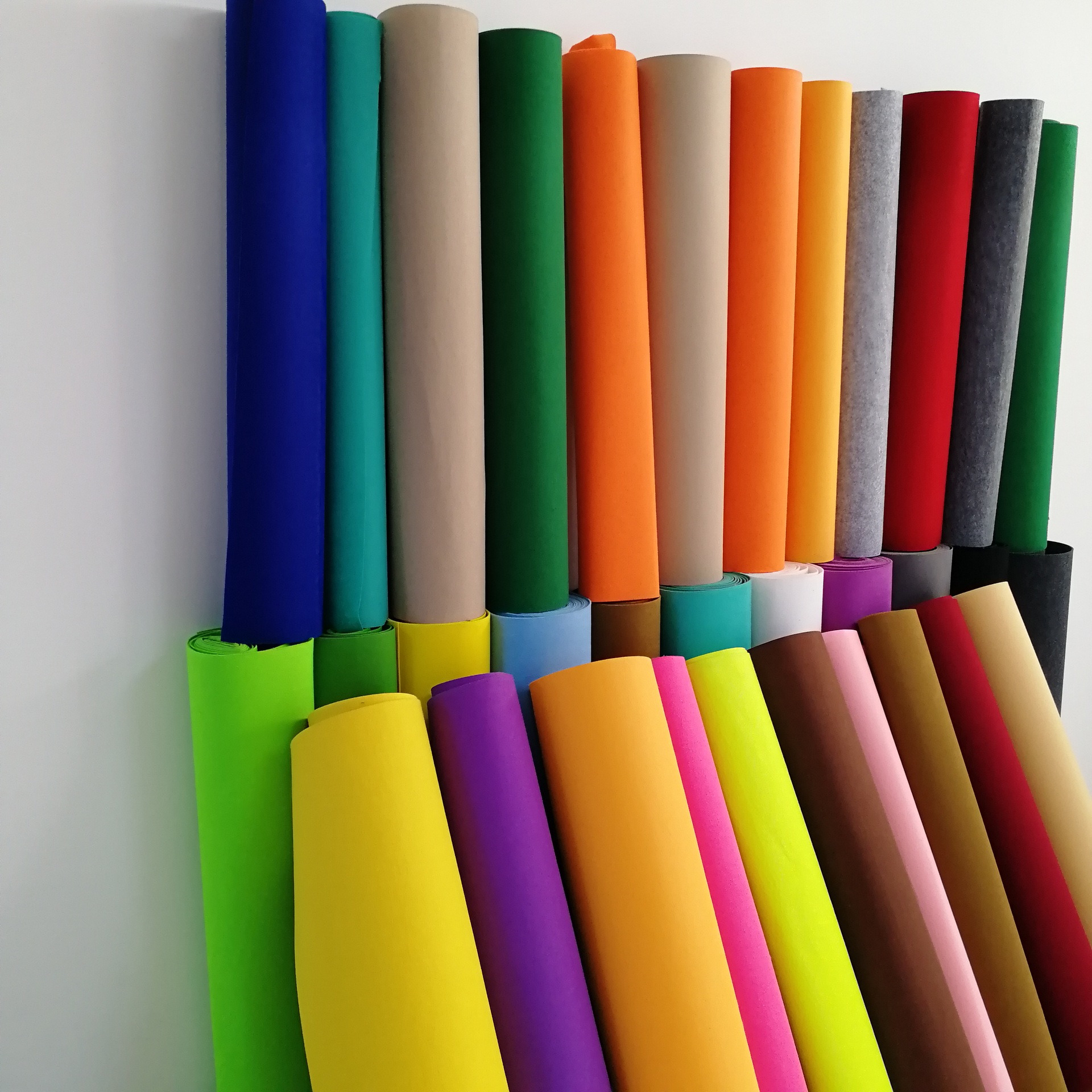 厂家供应1*5mm彩色毛毡布背胶婚庆地毯摄影幼儿园铺垫贴墙毛毡布