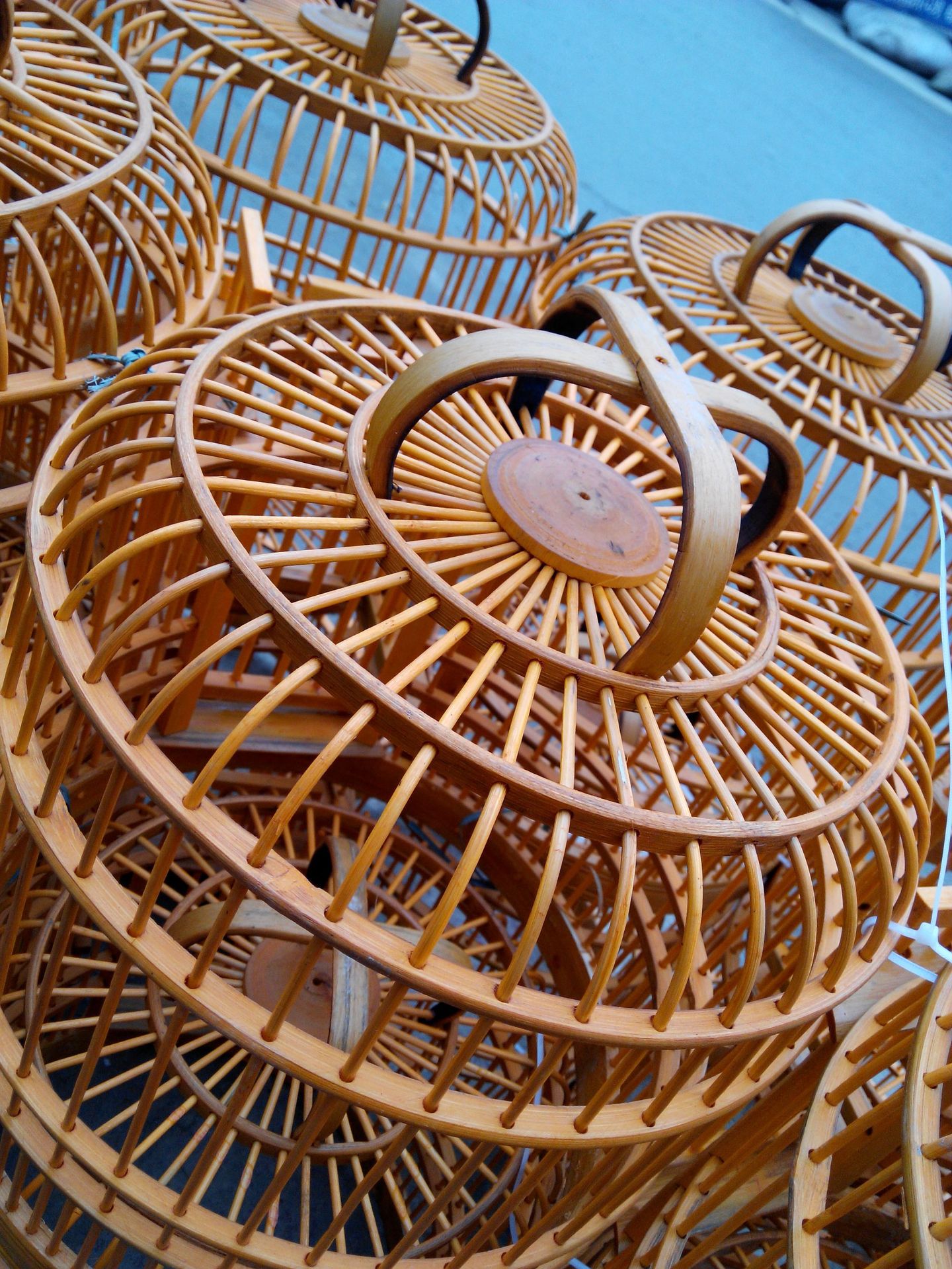 鸟笼厂家专业为全国养鸟者批发定做各种款式规格的竹制鸟笼