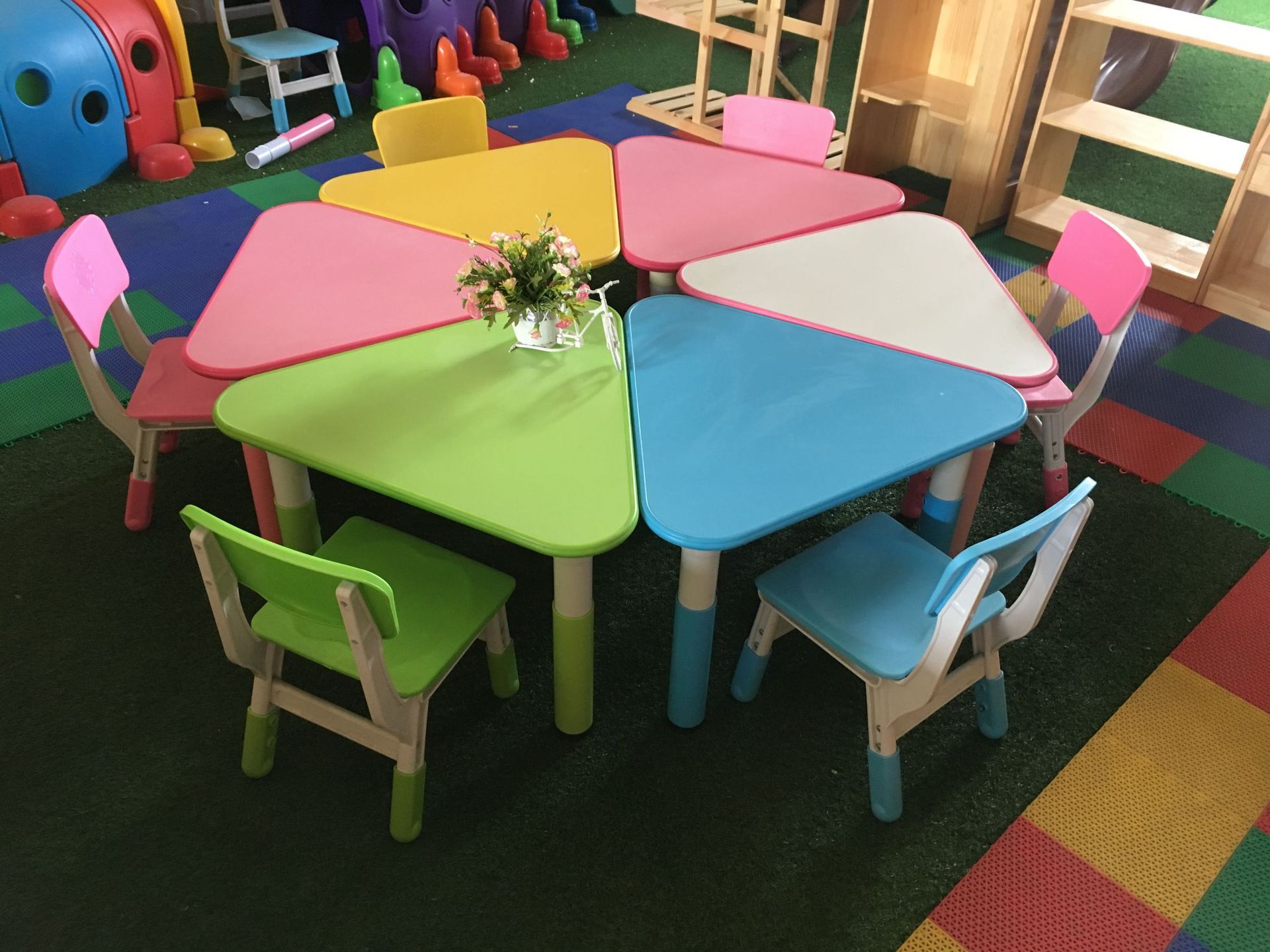 幼儿园三角组合桌儿童造型桌椅学生学习可拼式箭头桌防火板升降桌