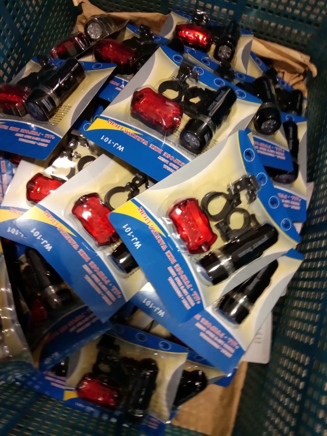 鹅蛋尾灯 手电筒灯 自行车尾灯 山地车配件 自行车车灯插卡采购价格