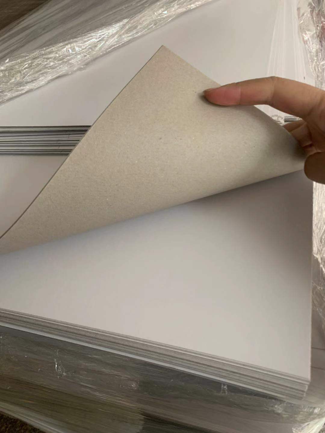 厂家直售批发灰底白板纸300克白卡纸服装包装纸500*655mm