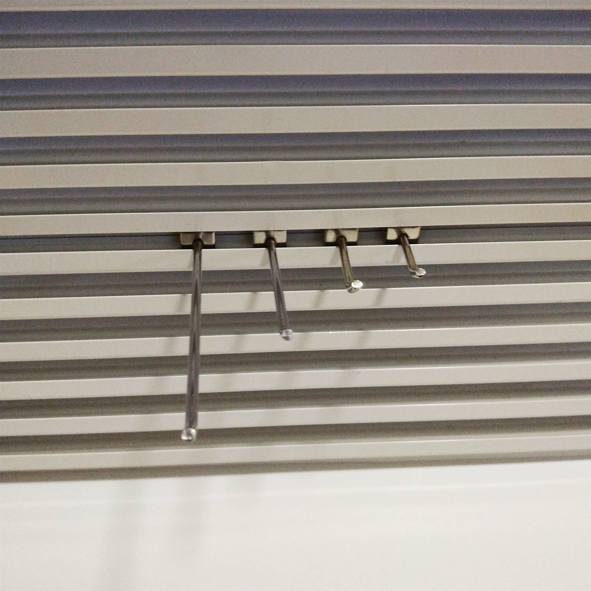 铝槽板挂钩万用板挂勾超市货架铝合金曹板挂钩手机配件万通板挂钩