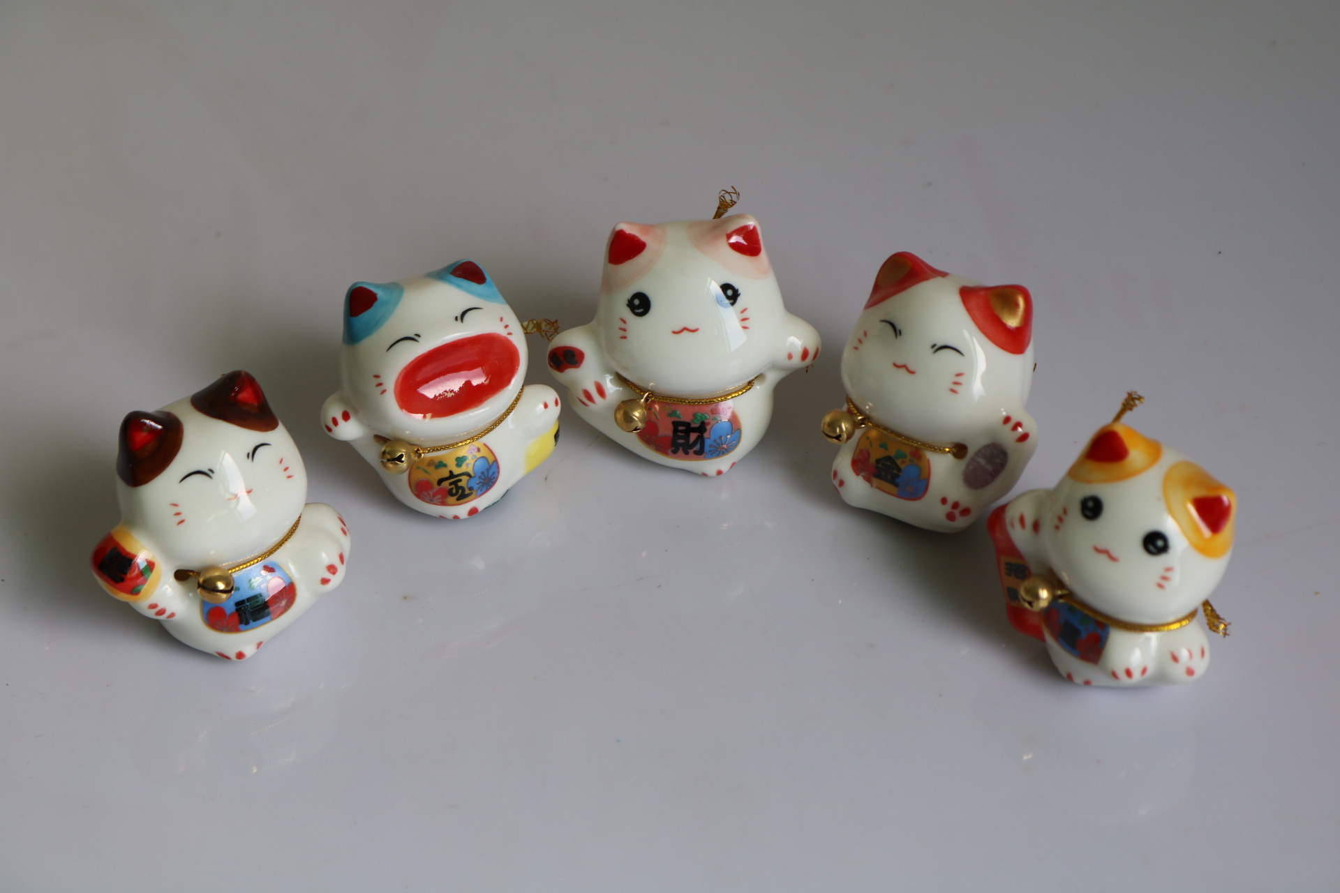 超萌卡通招财五福猫陶瓷摆件 创意陶瓷工艺品 车载小礼品礼物批发