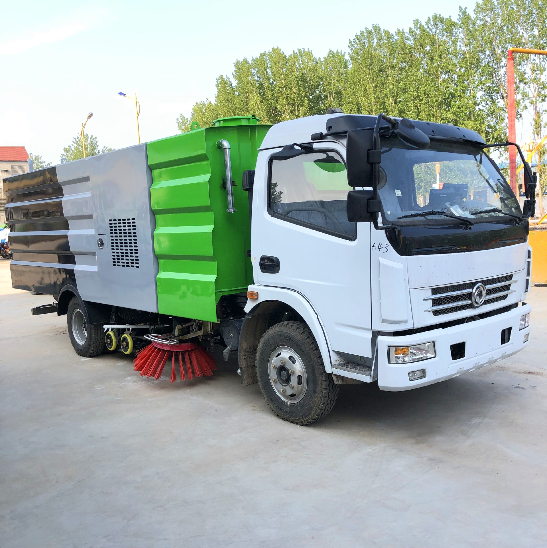 主营产品:洒水车;扫地车;除草机;高压清洗车;扫地车