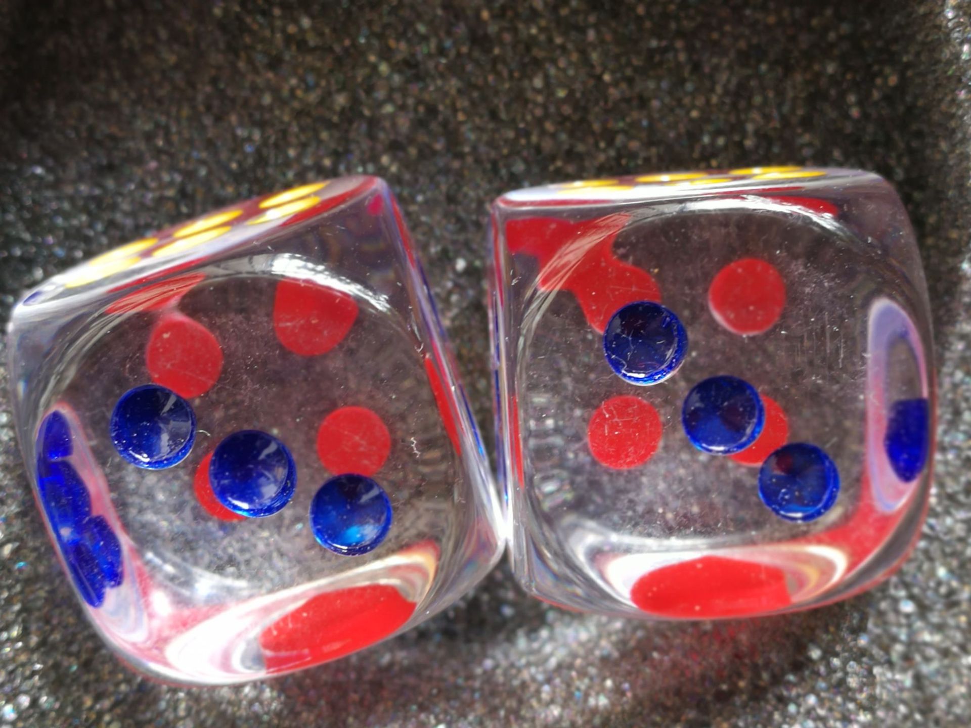 老人麻将25号透明骰子色子圆角238mm红黄蓝点高档亚克力盒装礼品