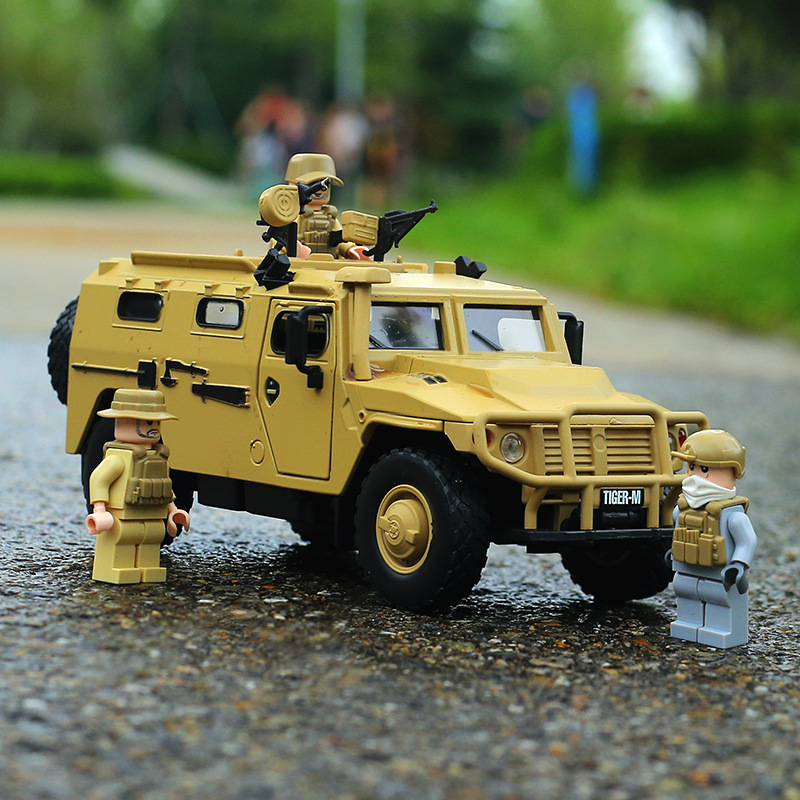 jk1/32 俄罗斯虎式装甲车防爆军事模型五开门声光金属模型玩具车