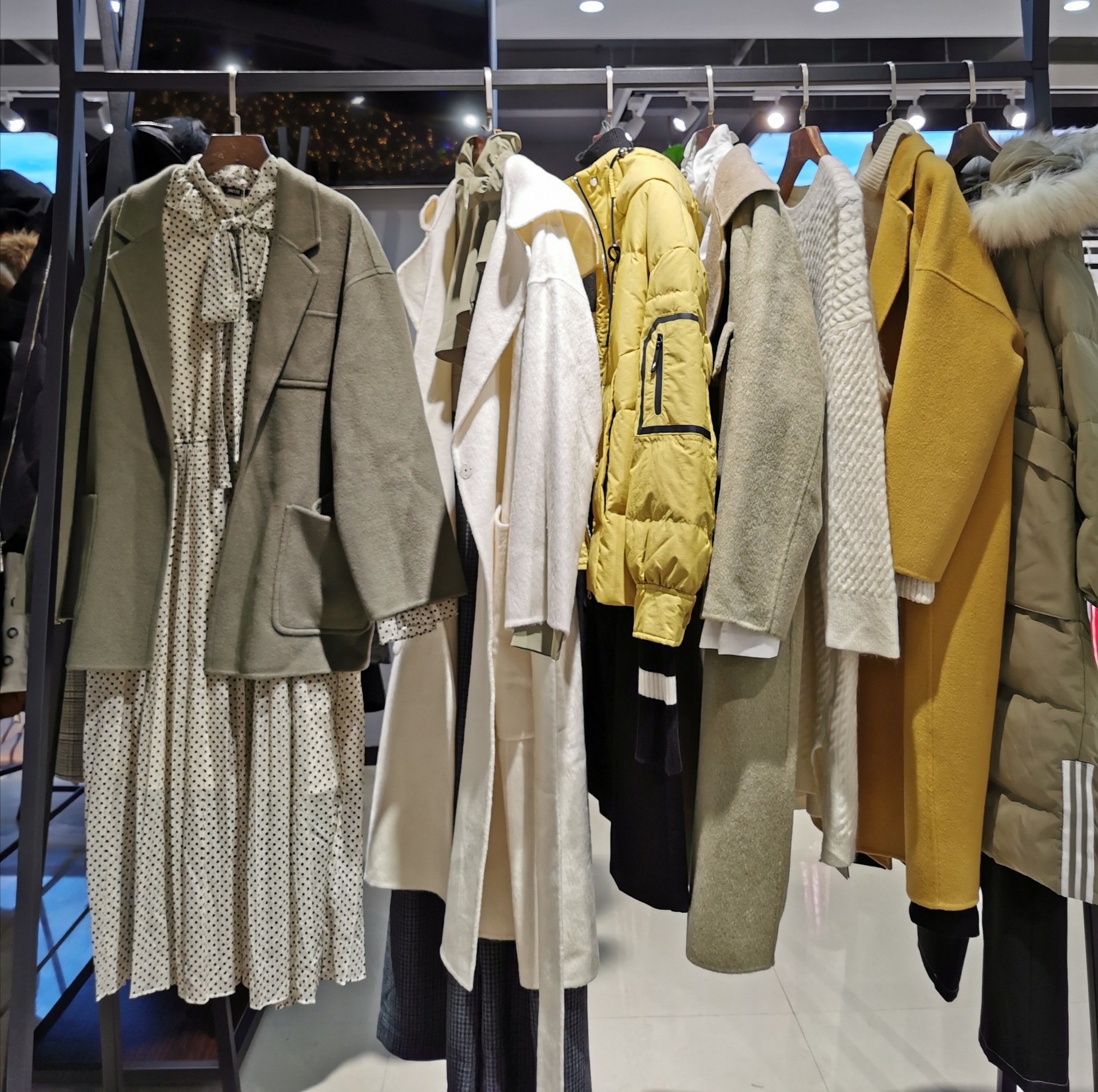 品牌折扣女装尾货婕系列18冬走份批发库存剪标实体和直播货源