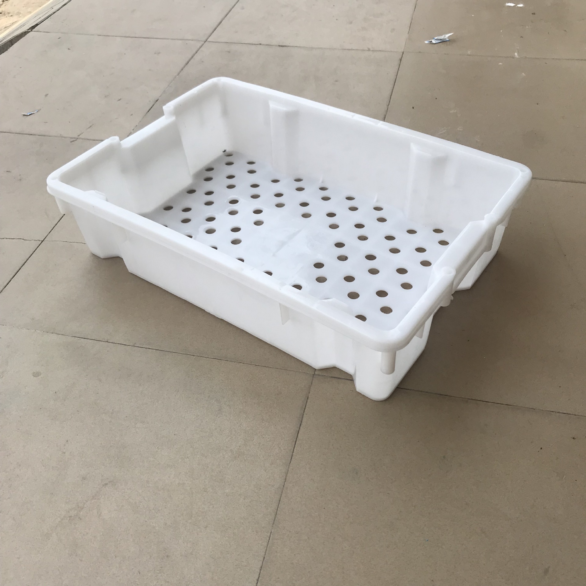 厂家直销白色塑料鱼箱 底部带孔海鲜塑料箱595*405*140福建水产框