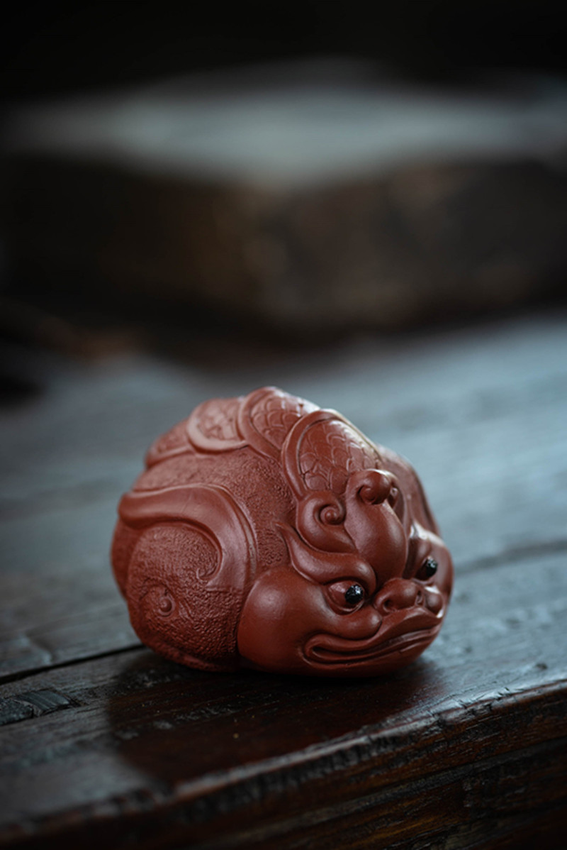 宜兴紫砂茶宠貔貅摆件大红袍招财金蟾雕塑茶具精品创意款可养批发