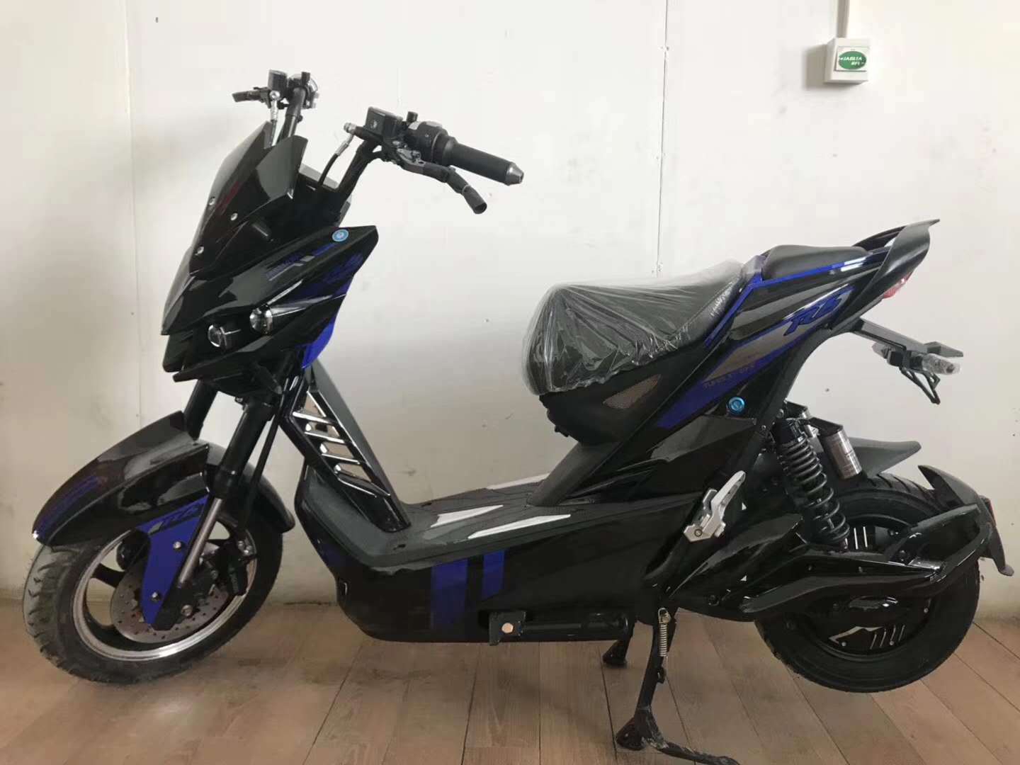 厂家直销标配极客电动车电动摩托车双碟刹一键启动极客电瓶车