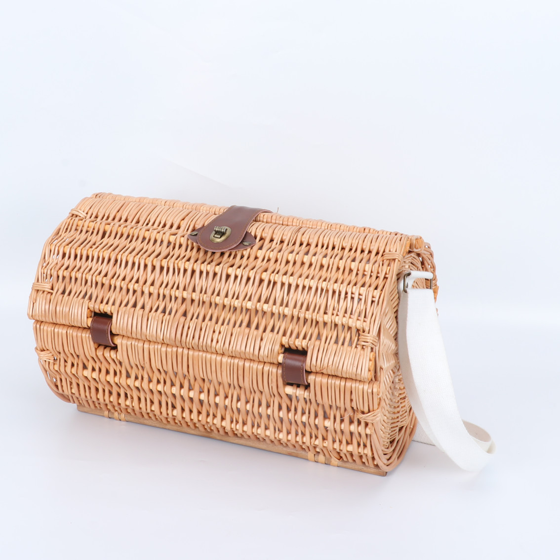 Wicker Cylindrical Dining Basket Factory Specializes in Making Various Designs Picnic Basket Picnic with Tableware Box