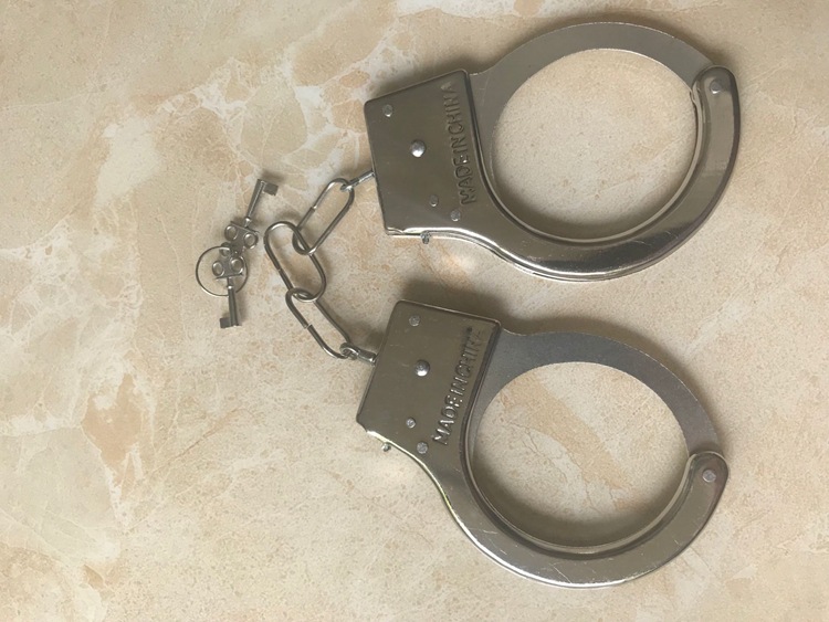 厂家批发玩具金属毛绒手铐 舞台道具外贸盒装开窗盒礼品儿童玩具