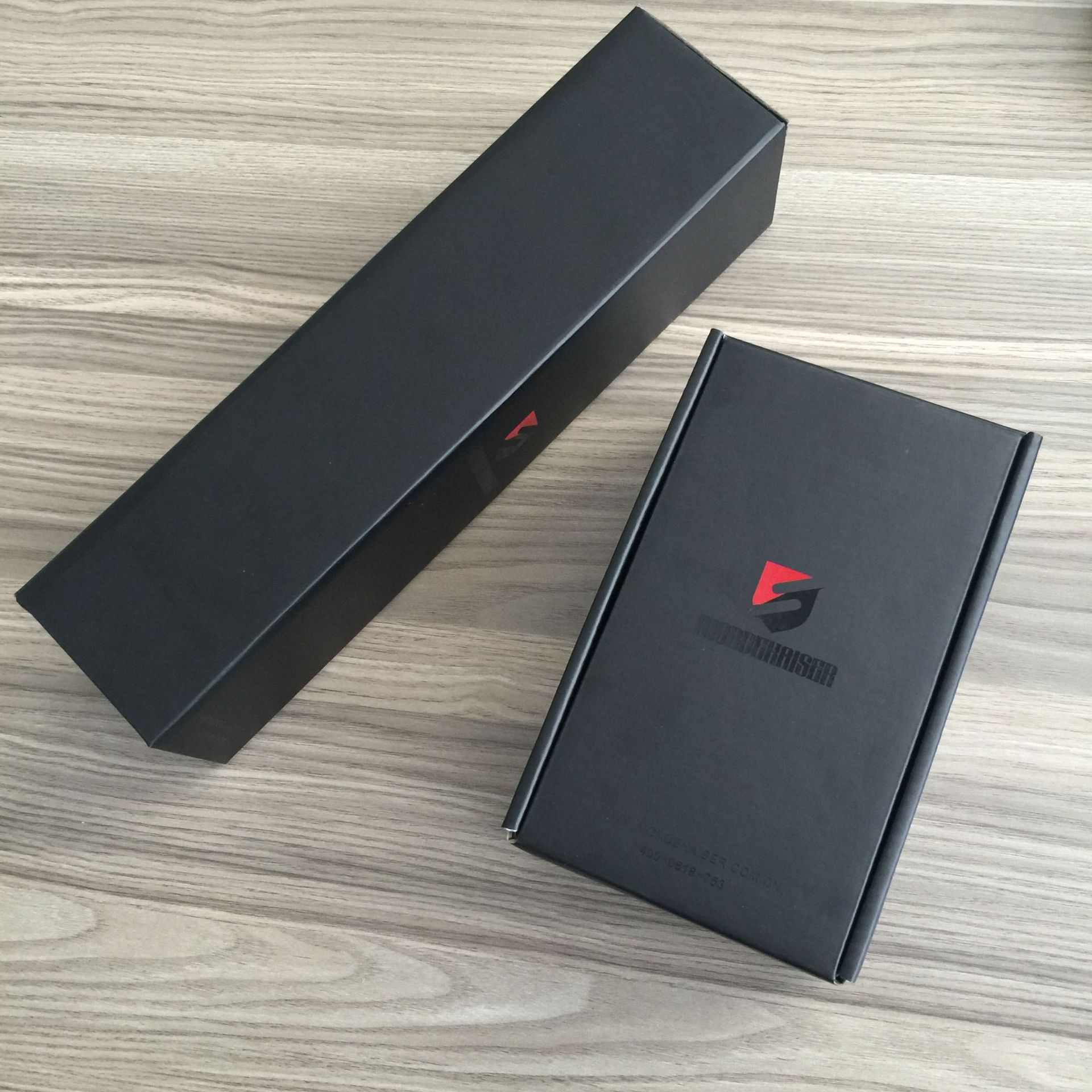 供应三层瓦楞飞机盒黑卡烫金logo裱黑色坑纸挺度好深圳工厂出货快