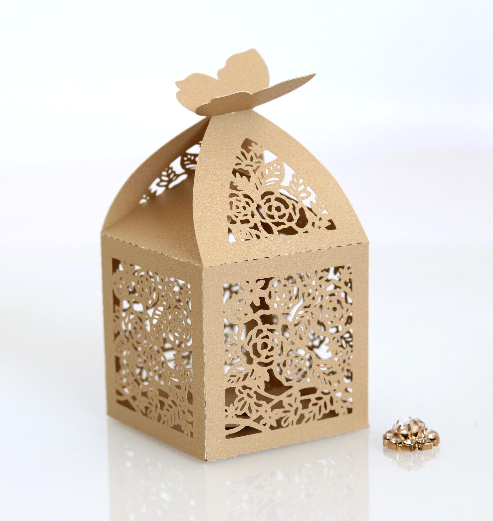 产品主以特种珠光纸为材质,各种镂空花形款式造型