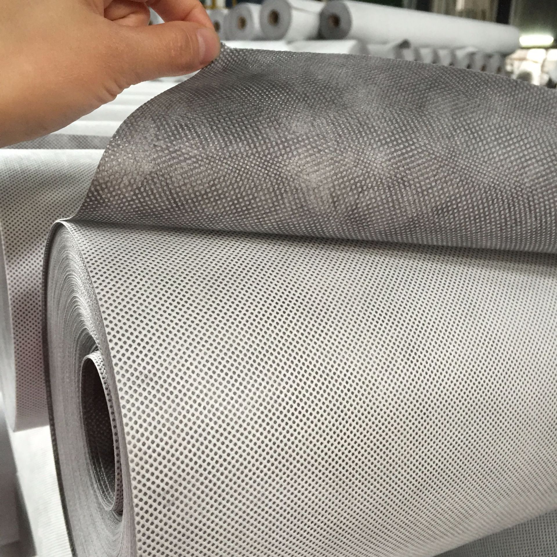 玻璃棉上面铺0.3mm防水透气膜