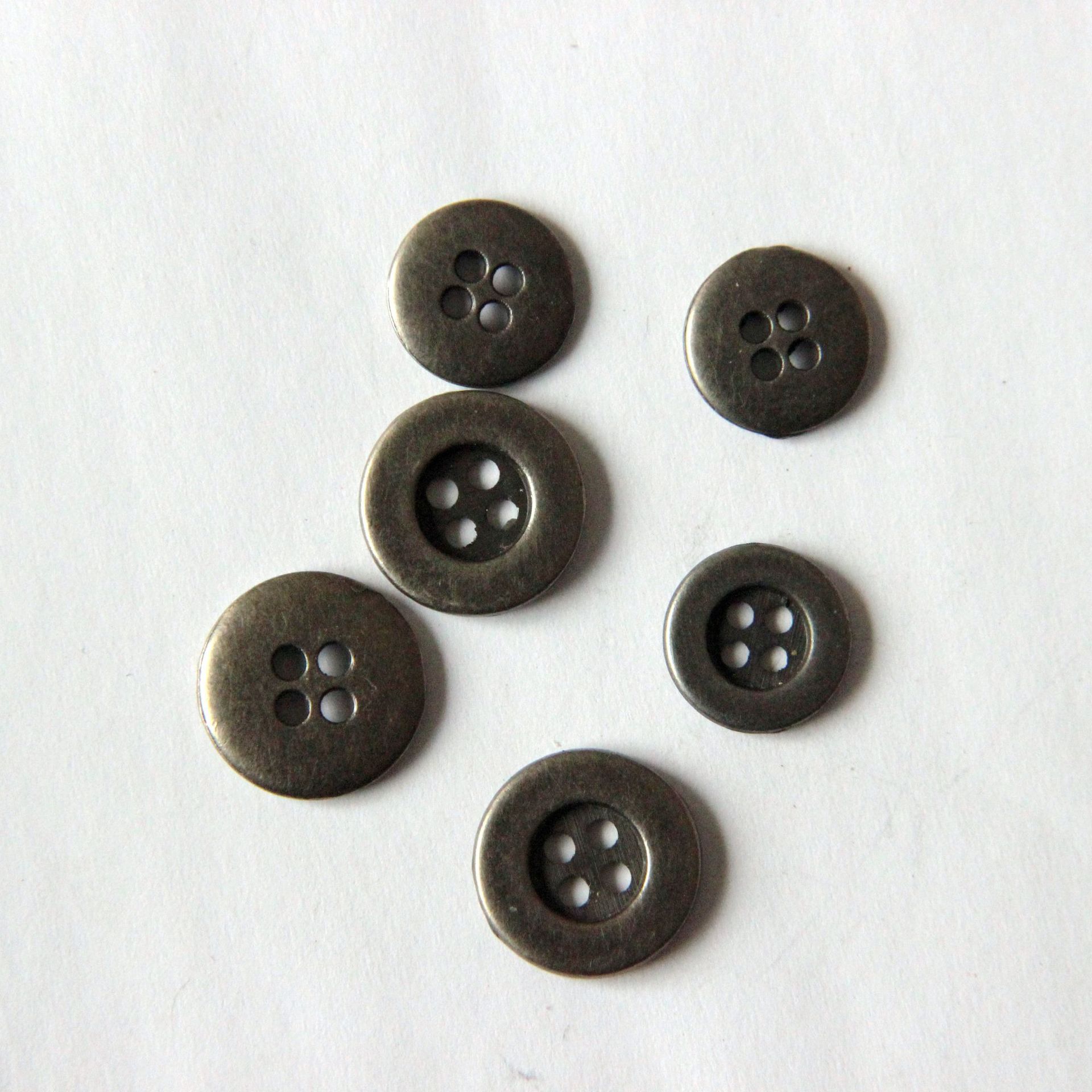 厂家直销可来样定做批发锌合金纽扣四眼圆形金属亚罗扣纽扣