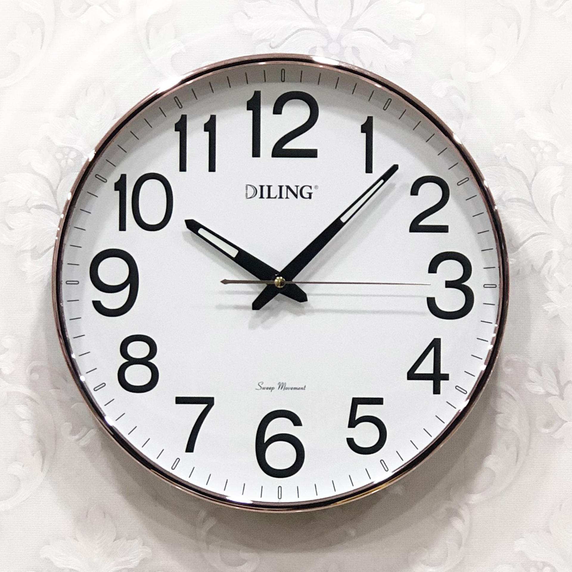 表盘材质pvc镜面材质石英玻璃镜外壳材质塑料厚度5cm尺寸13英寸机芯