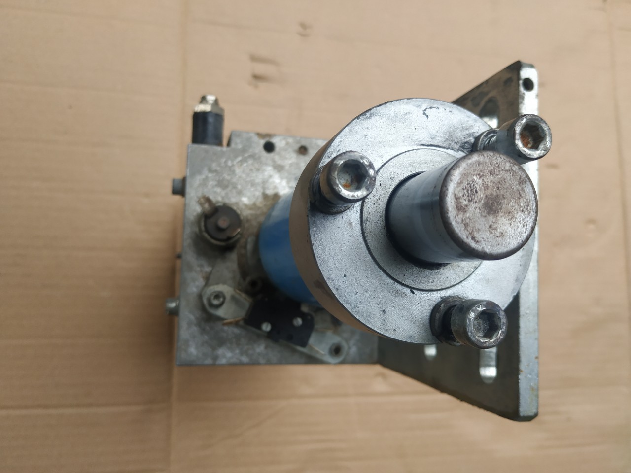 客车车门闭门泵外开