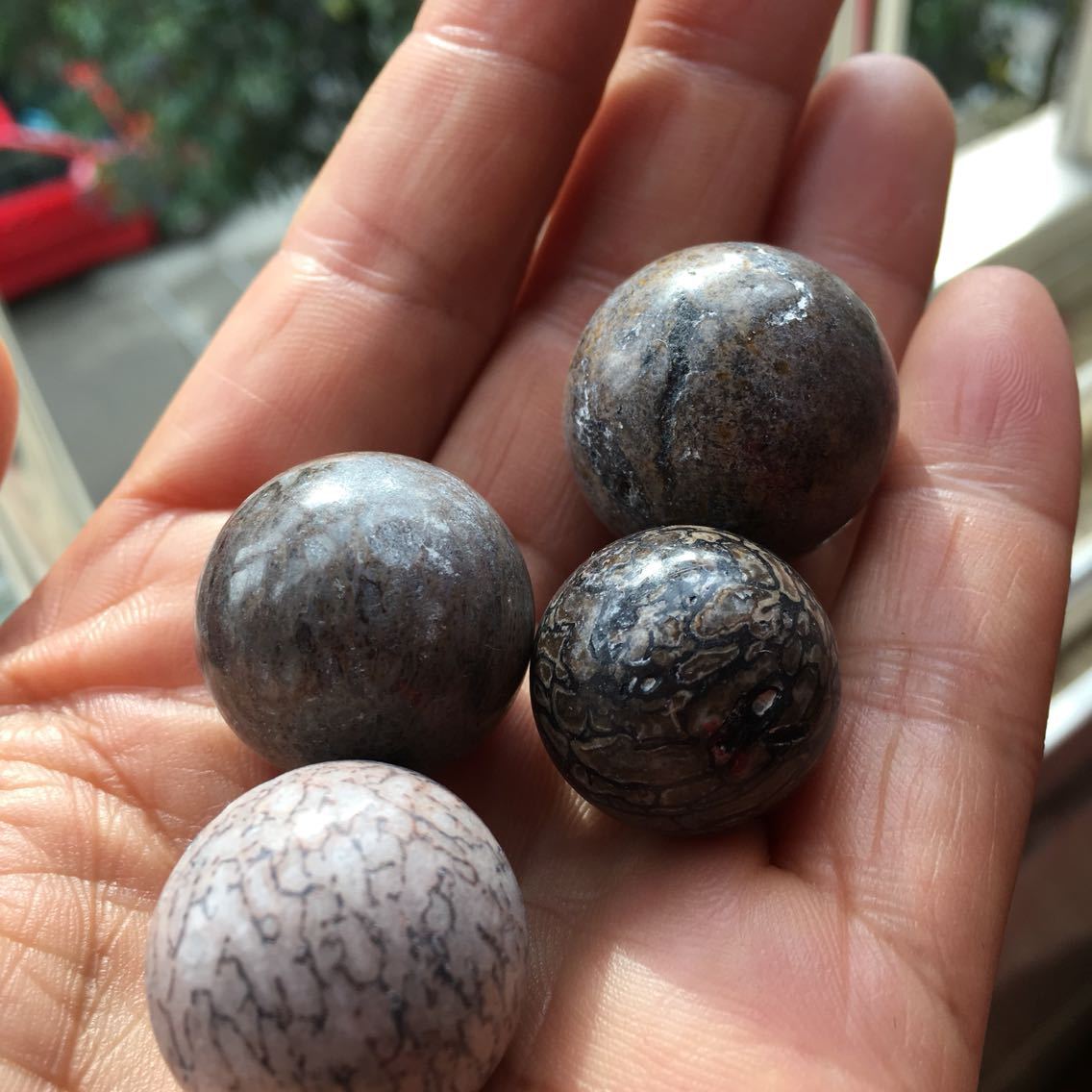 天然恐龙骨化石打磨珠16到18mm左右单珠散珠微瑕特价一颗随机