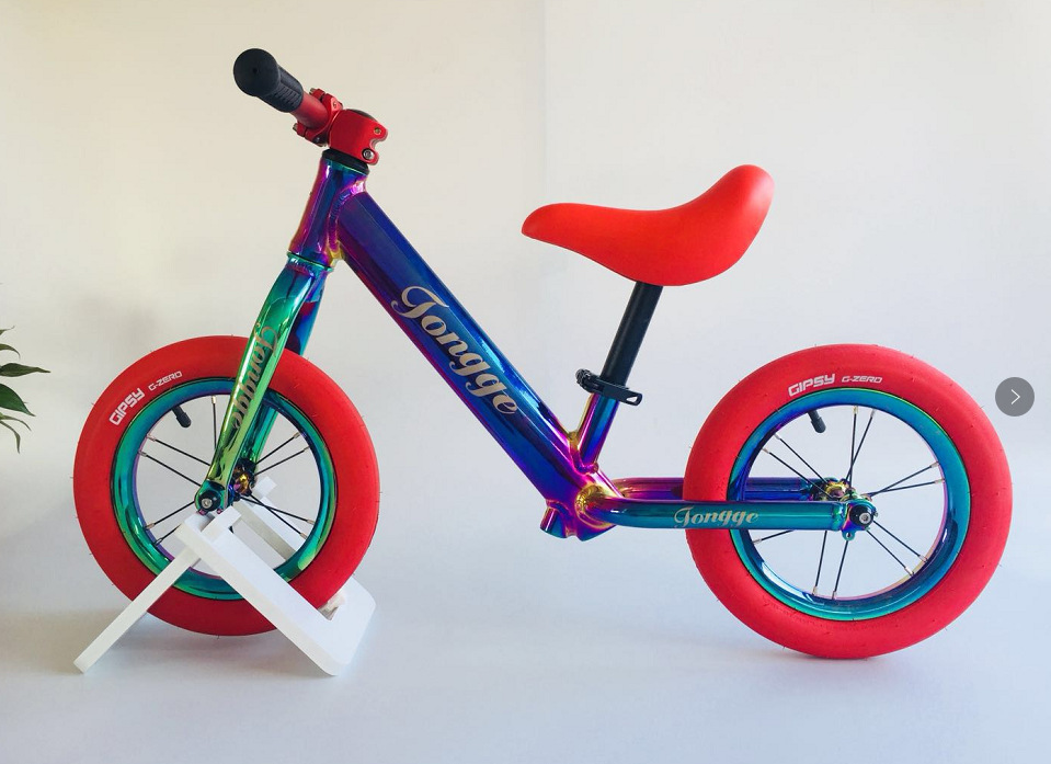 12寸时尚儿童平衡车滑板车玩具车厂家供应