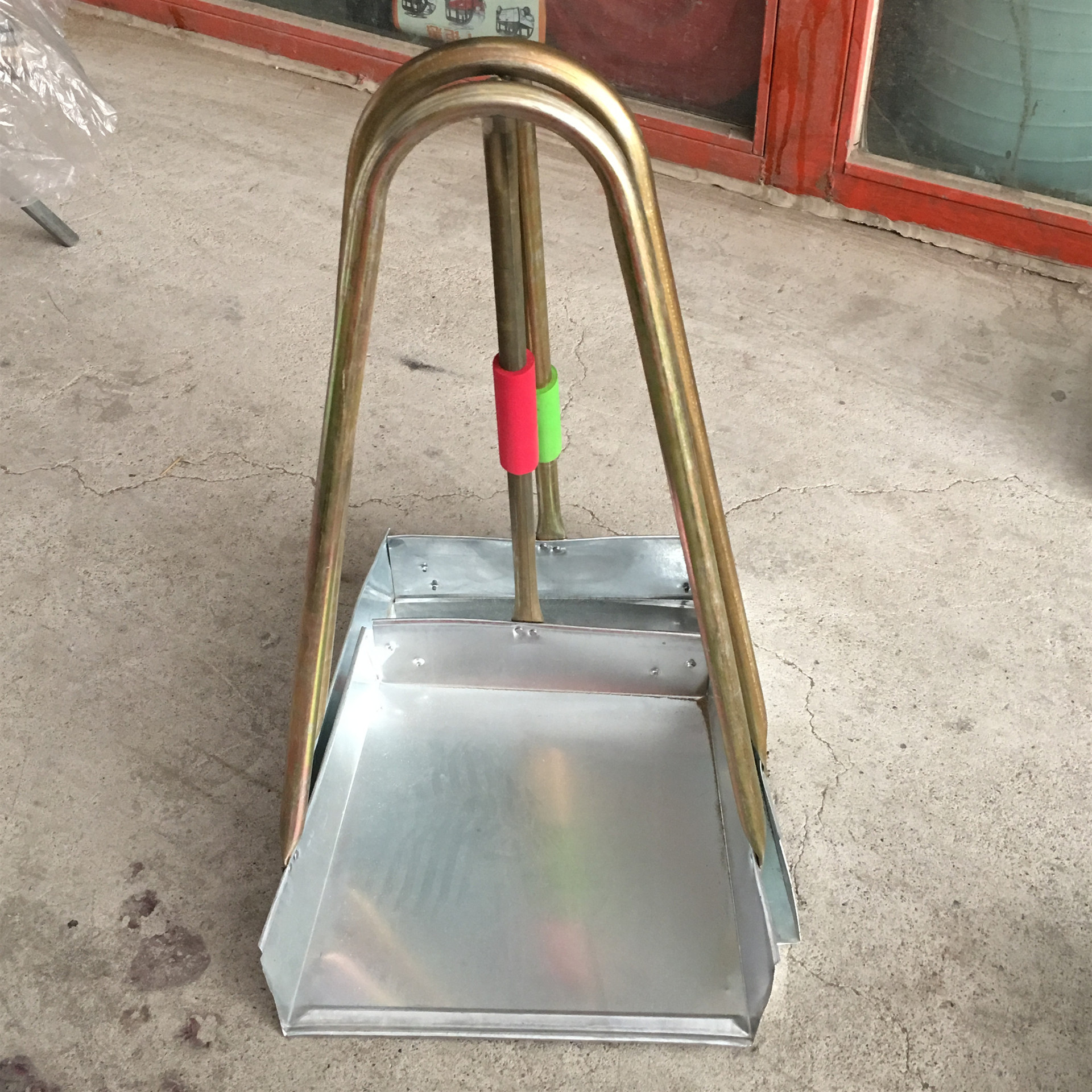 大量供应57厘米铁皮笆斗铁簸萁钢管笆斗铁戳子学校单位工厂