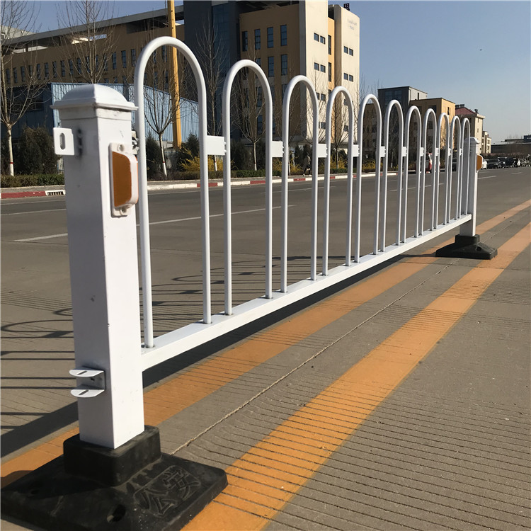 市政道路交通护栏公路人行道京式防撞隔离栏镀锌钢城市防护围栏杆