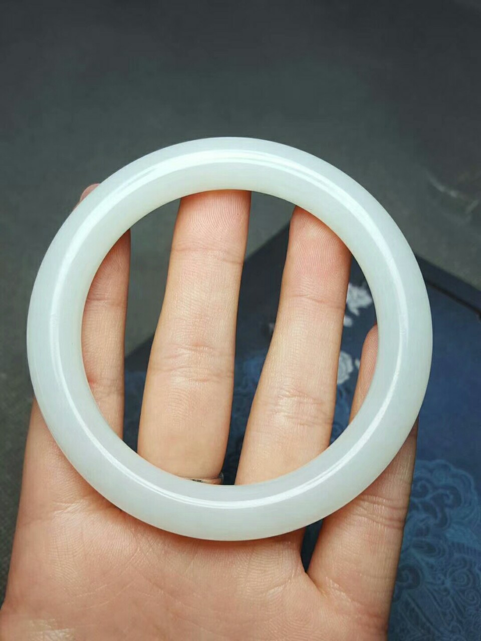 新疆和田玉俄罗斯白玉手镯羊脂玉玉镯工艺品厂家保真证书一件代发