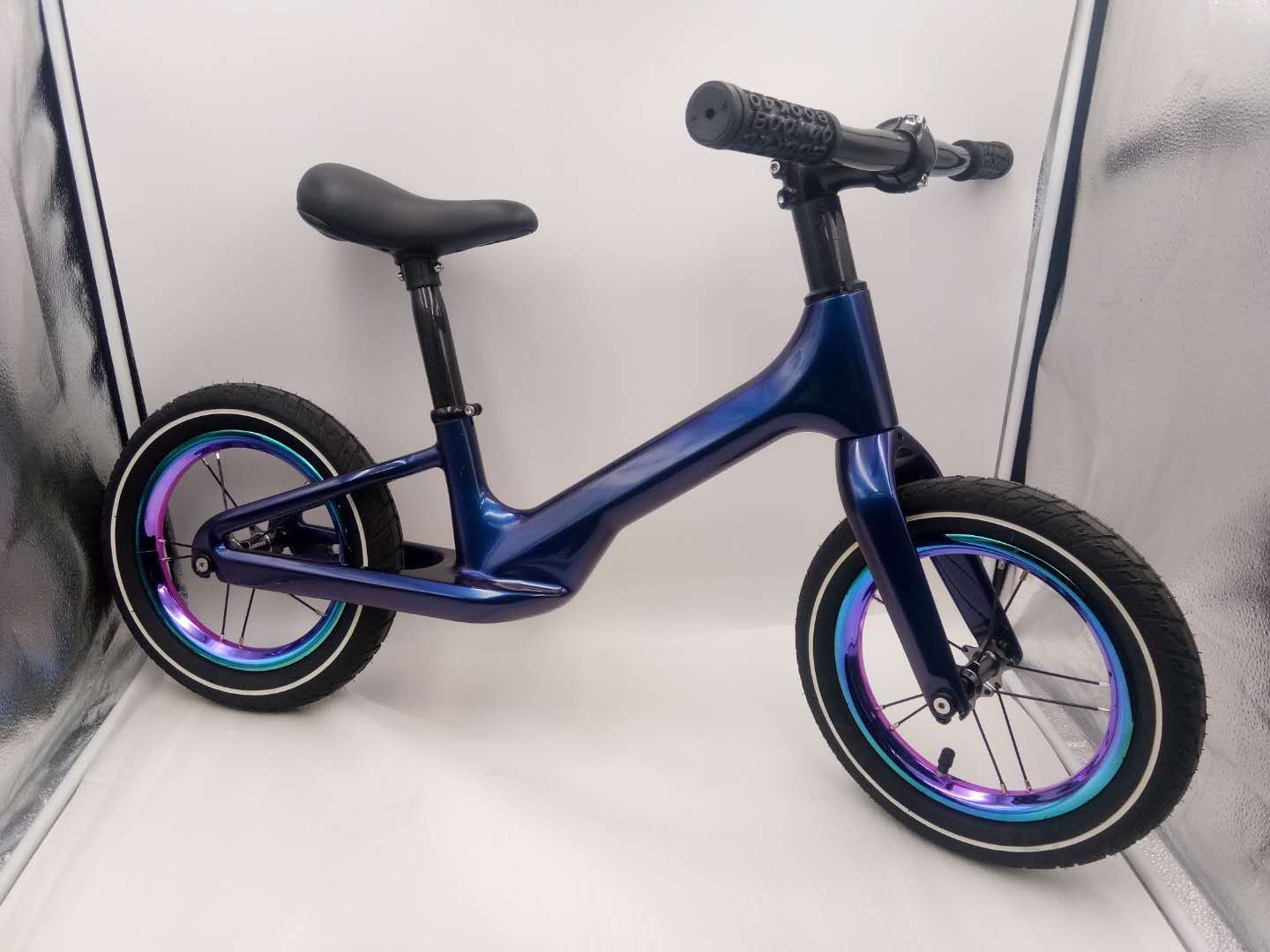 厂家直销儿童平衡车碳纤维滑步车适合3到8岁儿童脚蹬车