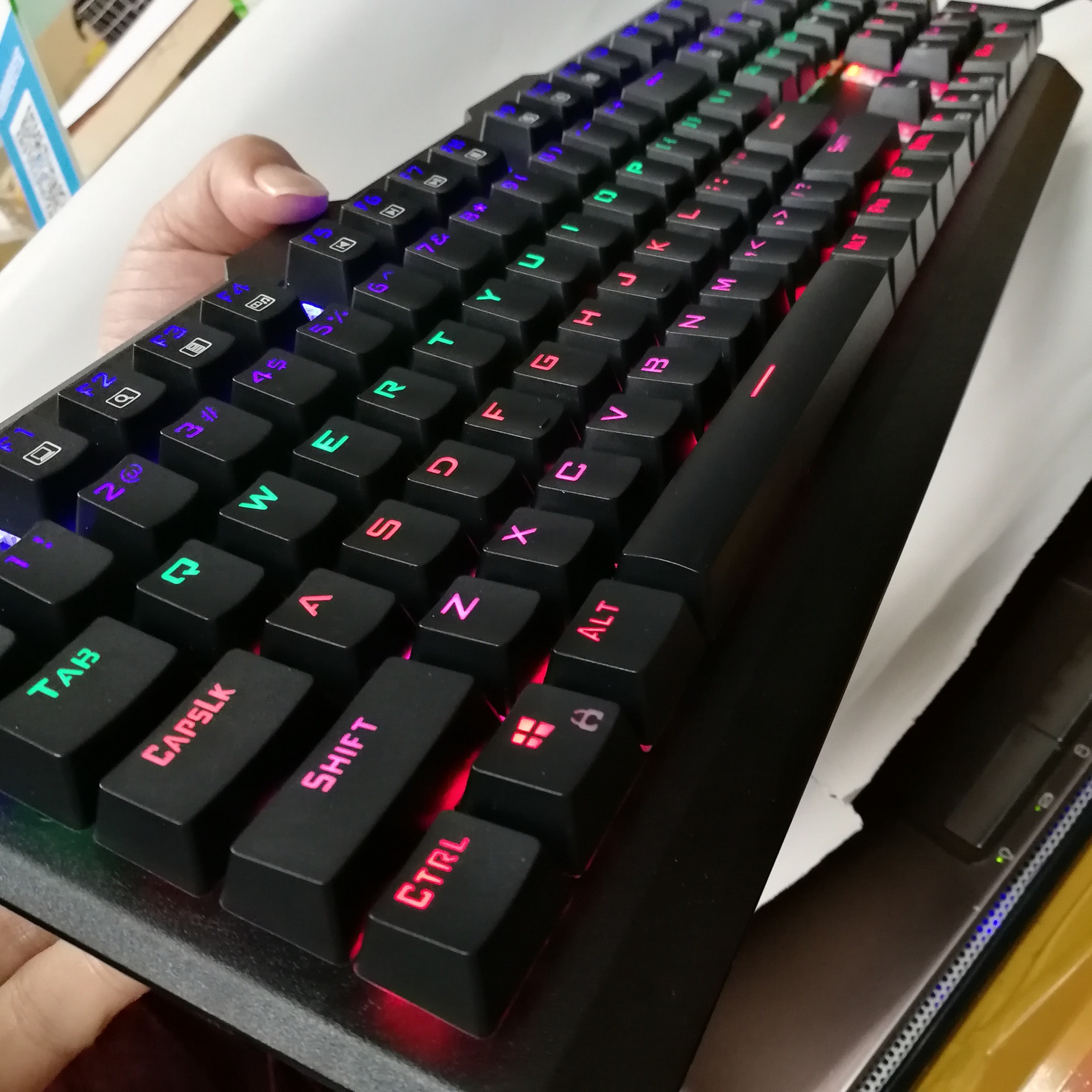 et i-850游戏机械键盘青轴104键 插拨轴网吧有线混光跑马电竞通用