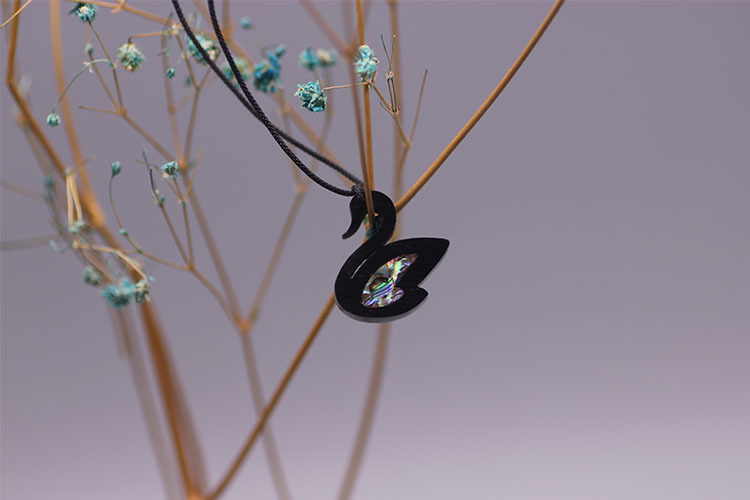 厂家直销檀木镶嵌彩贝小天鹅吊坠简约情侣项饰木银饰品定制批发