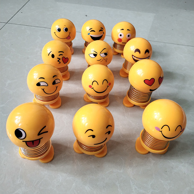 厂家批发弹簧公仔 车载摆件减压装饰摇头玩具 创意搞笑汽车用品