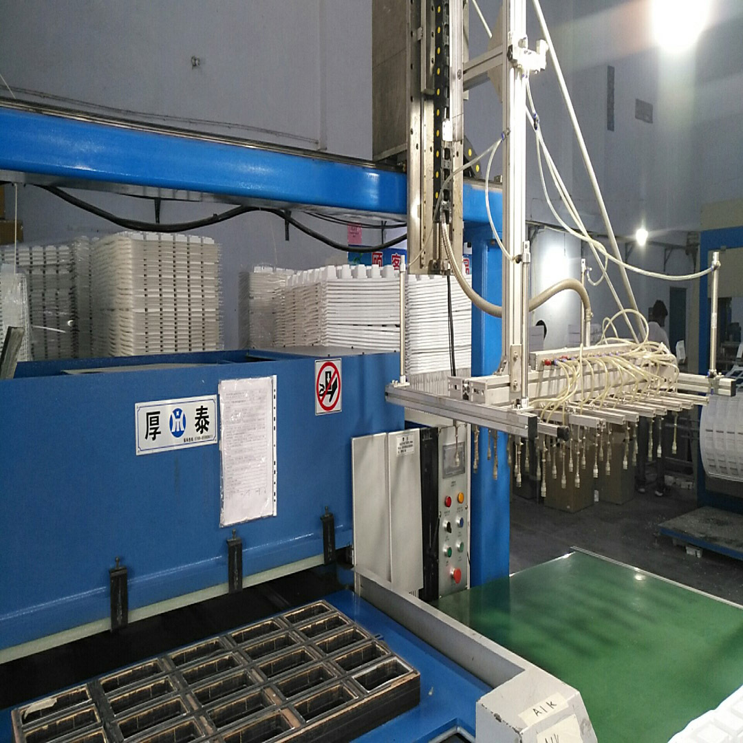 冲床机械手厂家,厚泰单边吸塑机械手,橡胶吸嘴