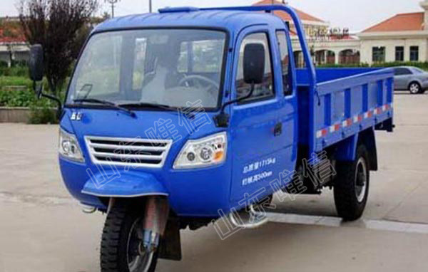 柴油农用三轮车采用新款凌驭排半车身,车身内使用成型地板垫和