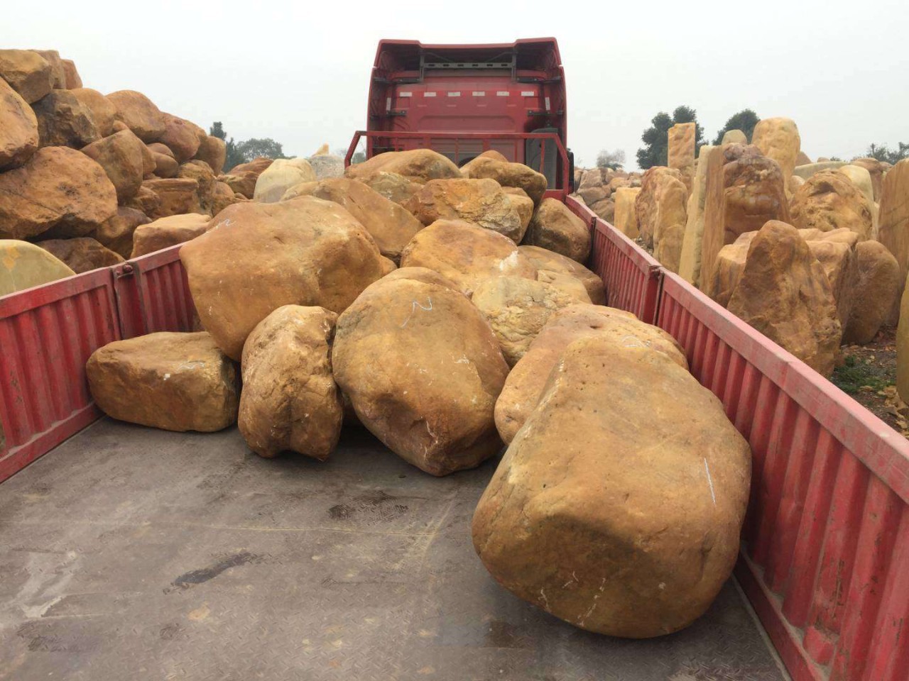 黄蜡石,人造湖驳岸景观石,草坪园林景观石,福建黄蜡石景观石