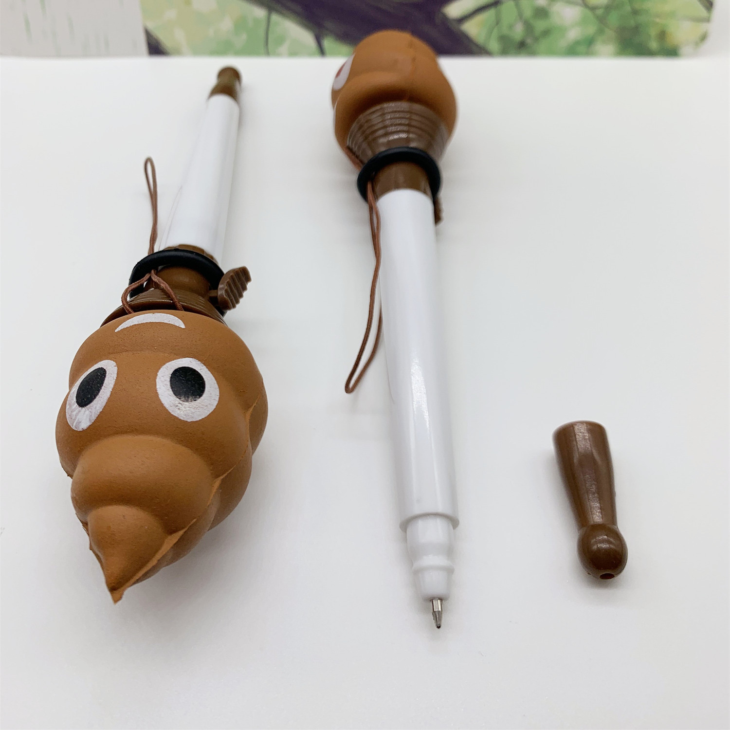 恶趣味无敌臭臭造型弹跳圆珠笔 便便弹射笔 学生书写工具厂家直销