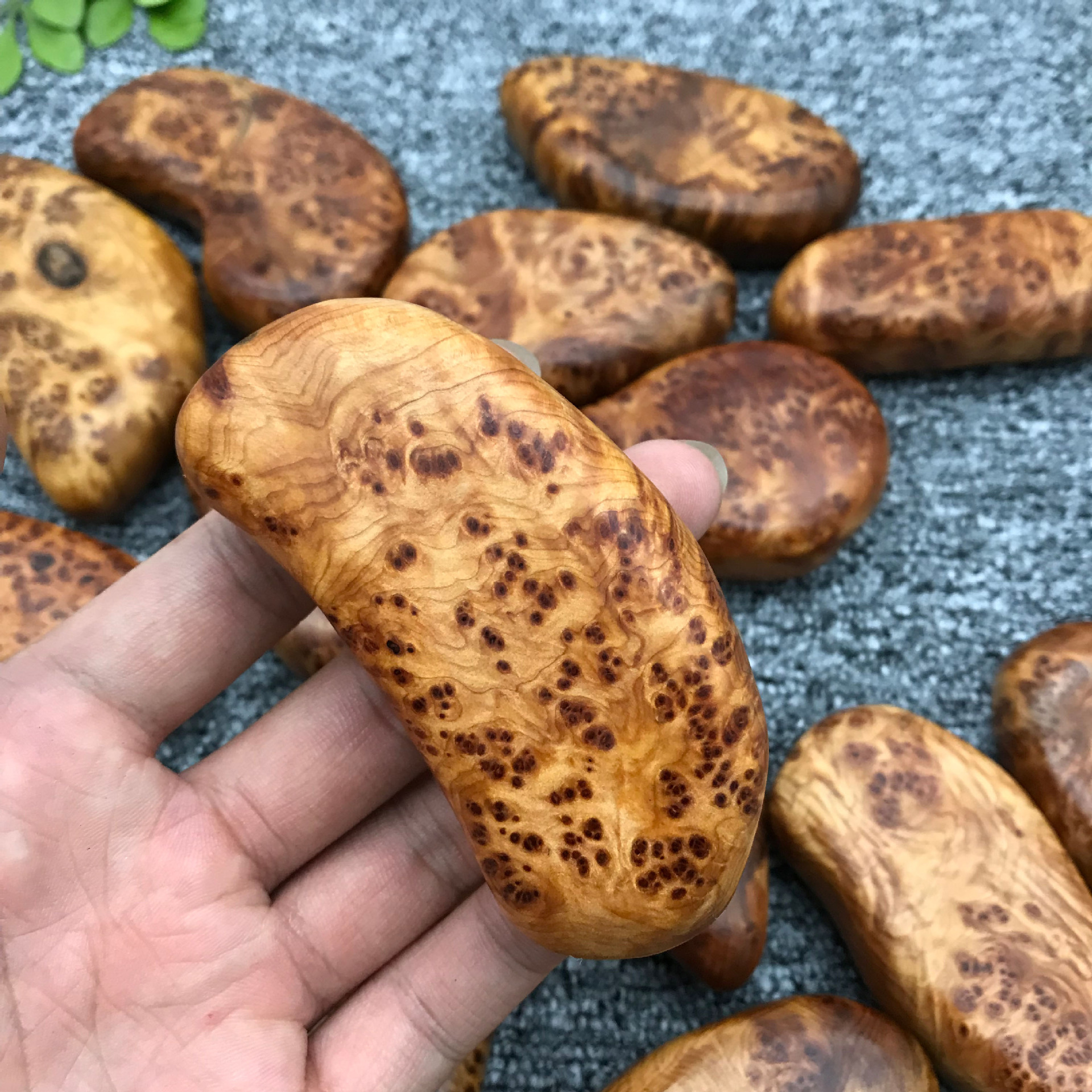 木质摆件_四川凉山料型满榴疤手把件 高油性清香木质 批发 - 阿里巴巴