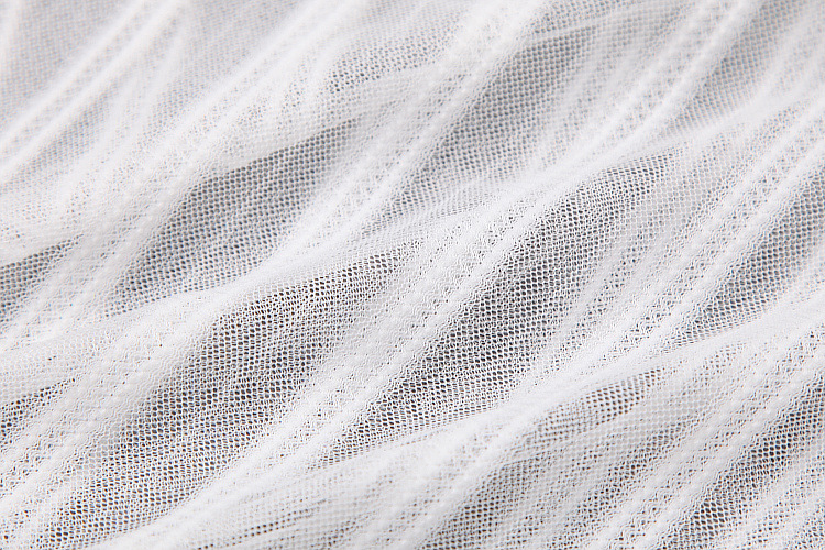网纱用料考究,质地柔软不失骨架,垂顺有型, 透气,捏在手里纹理细腻