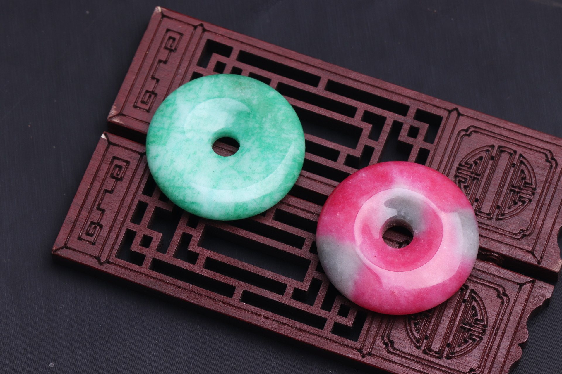 地摊货源 桃花玉平安扣吊坠批发翡翠色玉平安扣女式多款吊坠