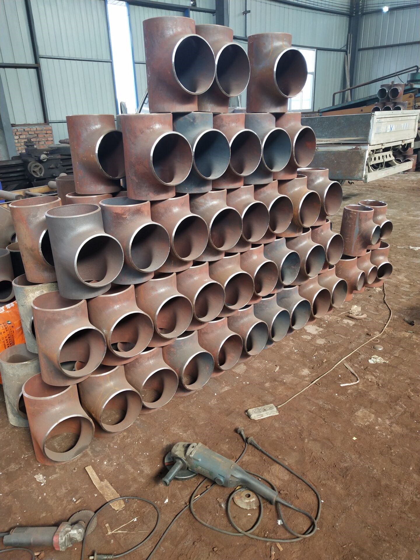 a3碳钢焊接三通/无缝冲压三通/正三通/异径三通/焊接铁三通