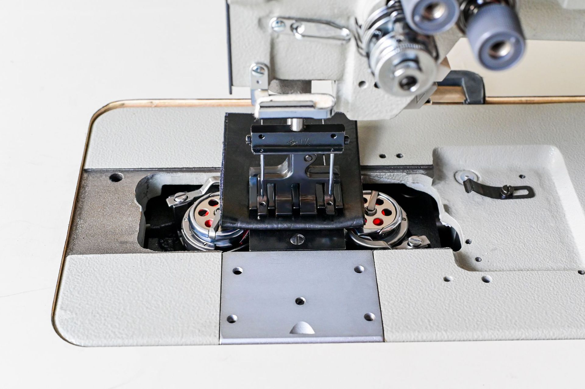 华美双针同步长臂厚料缝纫机汽车内饰拼缝电脑厚料缝纫机