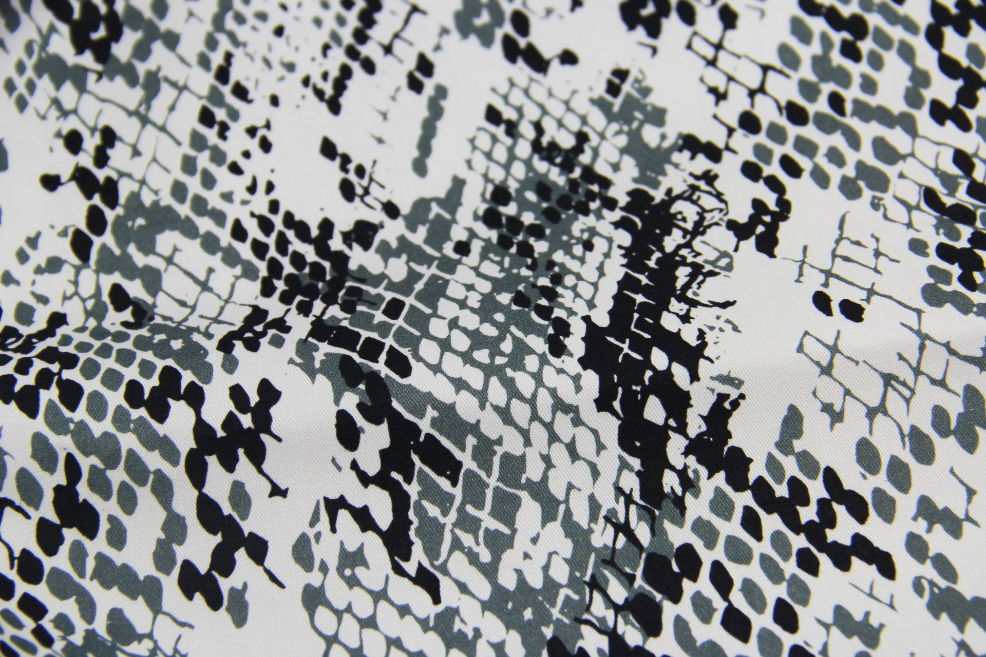 棉弹力细斜布 动物纹 蛇纹印花面料 女装外套裤子 休闲装