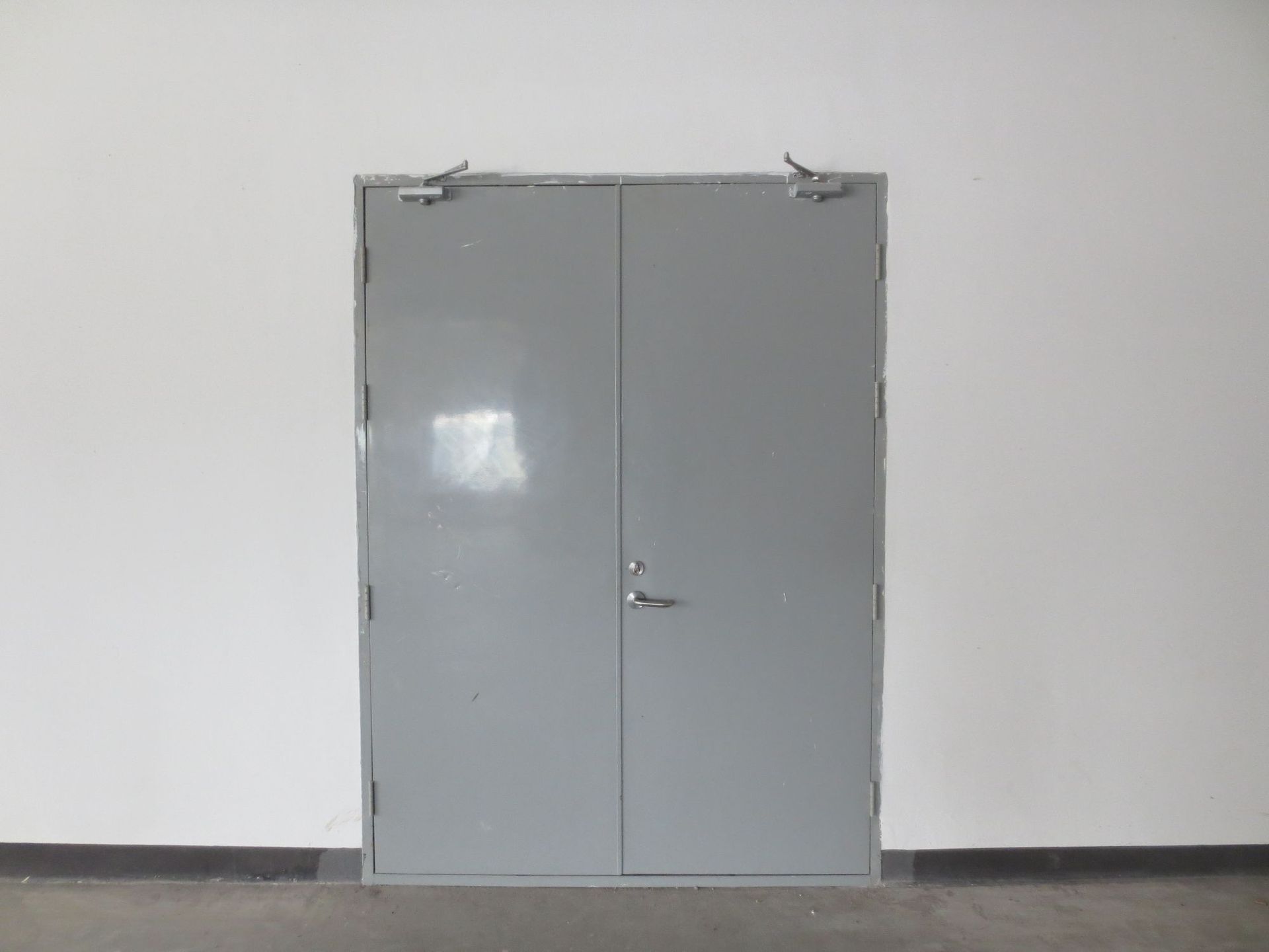 专业安装销售工业安全防火钢制平开门——旭日环照